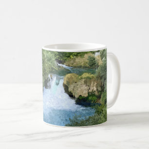 Krka-watervallen in Kroatië in panoramisch zicht Koffiemok
