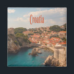 Kroatië Zuidoost-Europa Zagreb Magneet<br><div class="desc">Kroatië Zuidoost-Europa Zagreb Republiek Kroatië,  prachtige rode daken op het Kroatische strand met blauwe oceaan en groene bomen</div>