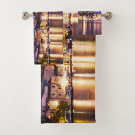 Kroatische stad Sibenik 's nachts. Bad Handdoek