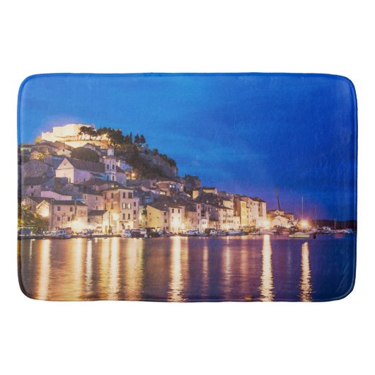 Kroatische stad Sibenik 's nachts. Badmat (Voorkant)