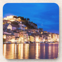 Kroatische stad Sibenik 's nachts.