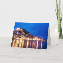 Kroatische stad Sibenik 's nachts