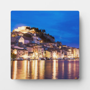 Kroatische stad Sibenik 's nachts Fotoplaat