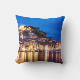 Kroatische stad Sibenik 's nachts Kussen