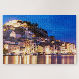 Kroatische stad Sibenik 's nachts. Legpuzzel
