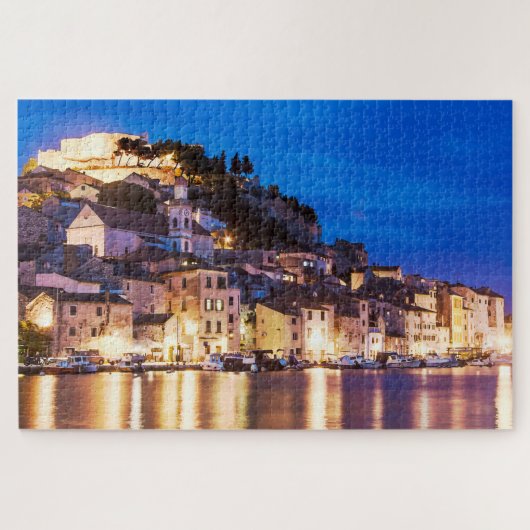 Kroatische stad Sibenik 's nachts. Legpuzzel (Horizontaal)