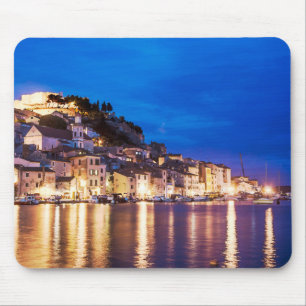 Kroatische stad Sibenik 's nachts. Muismat