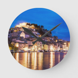 Kroatische stad Sibenik 's nachts Ronde Klok