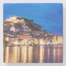 Kroatische stad Sibenik 's nachts