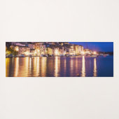 Kroatische stad Sibenik 's nachts. Yogamat (Achterkant (horizontaal))