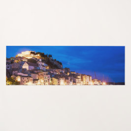 Kroatische stad Sibenik 's nachts. Yogamat