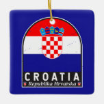 Kroatische vlag embleem noodlijdende Vintage Keramisch Ornament<br><div class="desc">Het noodlijdende embleem van Kroatië met de vlag en het wapen.</div>