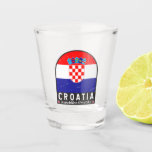 Kroatische vlag embleem noodlijdende Vintage Shot Glas<br><div class="desc">Het noodlijdende embleem van Kroatië met de vlag en het wapen.</div>