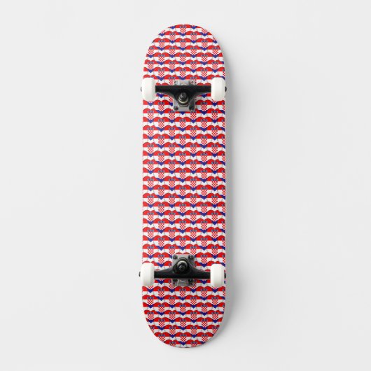 Kroatische vlag kleuren harten patroon patriottisc persoonlijk skateboard (Voorkant)