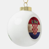 Kroatische vlag op oude houten graan keramische bal ornament (Links)