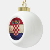 Kroatische vlag op oude houten graan keramische bal ornament (Rechts)