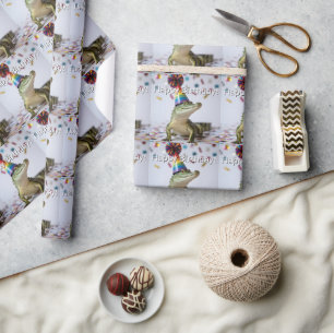 Krokodil met een regenboog verjaardagsfeesthoed cadeaupapier