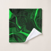 Krommen en vouwen groen gekleurd op donkere achter bad handdoek (Wasdoekje)