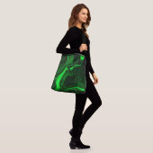 Krommen en vouwen groen gekleurd op donkere achter crossbody tas (Op model)