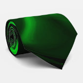 Krommen en vouwen groen gekleurd op donkere achter stropdas (Opgerold)