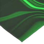 Krommen en vouwen groen gekleurd op donkere achter tafelkleed (Gekanteld)