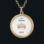 Kroon Goud Vergulden Ketting<br><div class="desc">Verguld en in een ronde vorm heeft dit mooie ketting in het midden een afbeelding van een glanzende koninginnenkroon in goud. Afbeelding alleen aan de voorkant. Tekst van de naam en datum van de optocht. Perfect voor royalty's en gastvrouwen uit het verleden! U kunt dit ketting met deze sjabloon aanpassen...</div>