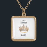 Kroon Goud Vergulden Ketting<br><div class="desc">Verguld en in een vierkante vorm dit mooie ketting heeft in het midden van het een afbeelding van een glanzende pageant koninginnen kroon in goud. Afbeelding alleen aan de voorkant. Tekst van de naam en datum van de optocht. Perfect voor royalty's en gastvrouwen uit het verleden! U kunt dit ketting...</div>