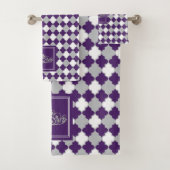 Kroon met Plum Paars, Grey and White Quatrefoil Bad Handdoek (Insitu)
