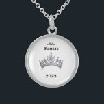 Kroon Sterling Zilver Ketting<br><div class="desc">Sterling Silver en in een ronde vorm dit mooie ketting heeft in het midden van het een afbeelding van een glanzende pageant koninginnen kroon in zilver. Afbeelding alleen aan de voorkant. Tekst van de naam en datum van de optocht. Perfect voor royalty's en gastvrouwen uit het verleden! Klein formaat weergegeven....</div>