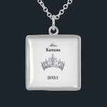 Kroon Sterling Zilver Ketting<br><div class="desc">Sterling Silver en in een vierkante vorm dit mooie ketting heeft in het midden van het een afbeelding van een glanzende pageant koninginnen kroon in zilver. Afbeelding alleen aan de voorkant. Tekst van de naam en datum van de optocht. Perfect voor royalty's en gastvrouwen uit het verleden! Klein formaat weergegeven....</div>