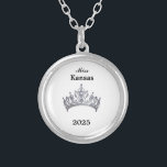 Kroon Zilver Vergulden Ketting<br><div class="desc">Verzilverd en in een ronde vorm heeft dit mooie ketting in het midden een afbeelding van een glanzende koninginnenkroon in zilver. Afbeelding alleen aan de voorkant. Tekst van de naam en datum van de optocht. Perfect voor royalty's en gastvrouwen uit het verleden! U kunt dit ketting met deze sjabloon aanpassen...</div>