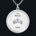 Kroon Zilver Vergulden Ketting<br><div class="desc">Verzilverd en in een ronde vorm heeft dit mooie ketting in het midden een afbeelding van een glanzende koninginnenkroon in zilver. Afbeelding alleen aan de voorkant. Tekst van de naam en datum van de optocht. Perfect voor royalty's en gastvrouwen uit het verleden! Middelgrote afmeting weergegeven. U kunt dit ketting met...</div>