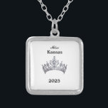 Kroon Zilver Vergulden Ketting<br><div class="desc">Verzilverd en in een vierkante vorm heeft dit mooie ketting in het midden een afbeelding van een glanzende koninginnenkroon in zilver. Afbeelding alleen aan de voorkant. Tekst van de naam en datum van de optocht. Perfect voor royalty's en gastvrouwen uit het verleden! U kunt dit ketting met deze sjabloon aanpassen...</div>
