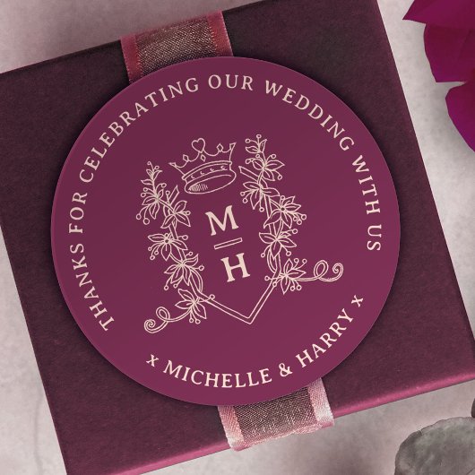 Kroonbladeren getekend monogram diep rode bruiloft ronde sticker