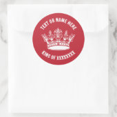 Kroonkoning van de Koningin met elke tekst Ronde Sticker (Tas)