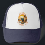 Kruger Nationaal Park Zuid-Afrika Olifant Retro Trucker Pet<br><div class="desc">Kruger vector artwork ontwerp. Kruger National Park,  in het noordoosten van Zuid-Afrika,  is een van de grootste wildreservaten van Afrika. De grote dichtheid van wilde dieren omvat de Big 5: leeuwen,  luipaarden,  neushoorns,  olifanten en buffels.</div>