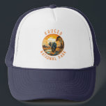Kruger Nationaal Park Zuid-Afrika Olifant Retro Trucker Pet<br><div class="desc">Kruger vector artwork ontwerp. Kruger National Park,  in het noordoosten van Zuid-Afrika,  is een van de grootste wildreservaten van Afrika. De grote dichtheid van wilde dieren omvat de Big 5: leeuwen,  luipaarden,  neushoorns,  olifanten en buffels.</div>
