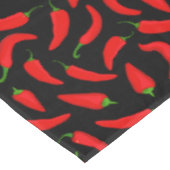 Kruidig Red Chili Pepper Patroon op zwart Tafelkleed (Gekanteld)