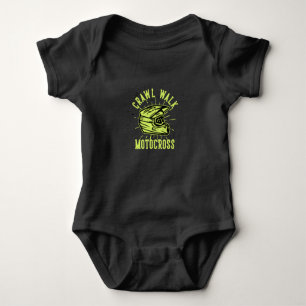 kruipende wandeling met motocross helm romper