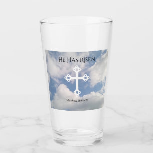 Kruis in troebele hemel met bijbel voor herrijzeni glas