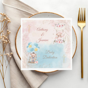 Kruis met roze en blauwe tweeling teddyberen op ee servet