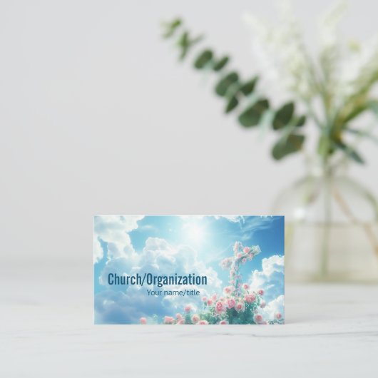 Kruis met roze rozen in de blauwe glanzende hemel visitekaartje (Staand voorkant)