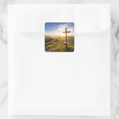 Kruis op heuvel vierkante sticker (Tas)