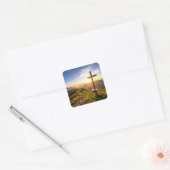 Kruis op heuvel vierkante sticker (Envelop)