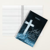 Kruis op Raging Water Bijbelvers Gepersonaliseerd Notitieboek (Binnen)