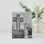 Kruisbeeld en engel in zwart en wit briefkaart (Staand voorkant)