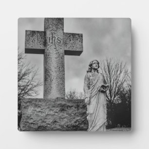 Kruisbeeld en engel in zwart en wit fotoplaat