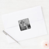 Kruisbeeld en engel in zwart en wit vierkante sticker (Envelop)