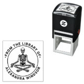 Kruislegger Mediteren Skelet Bibliotheek Boeknaam Zelfinktende Stempel (In situ)