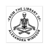 Kruislegger Mediteren Skelet Bibliotheek Boeknaam Zelfinktende Stempel (Design)